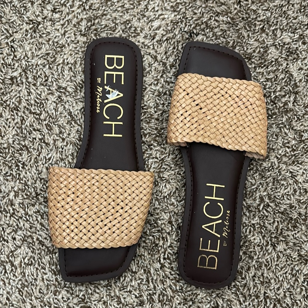 Wicker sandals